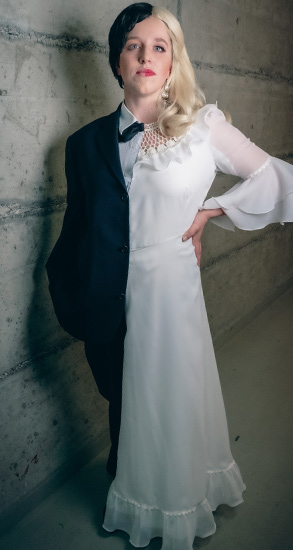 Orpheus in der Unterwelt halb Anzug halb Kleid